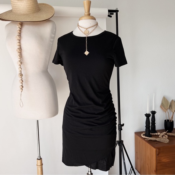 Dresses & Skirts - SOLD ❌ SHORT SLEEVE BLACK BASIC DRESS